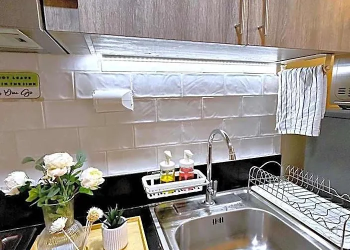 Cozypura Staycation Near Moa, Airport , With Free Fast Wifi, Netflix And Pay Parking Manila